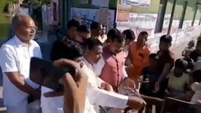 कोंच में बाढ़ प्रभावित मुहल्लों का राज्यमंत्री संजय सिंह गंगवार ने ट्रैक्टर से लिया जायजा