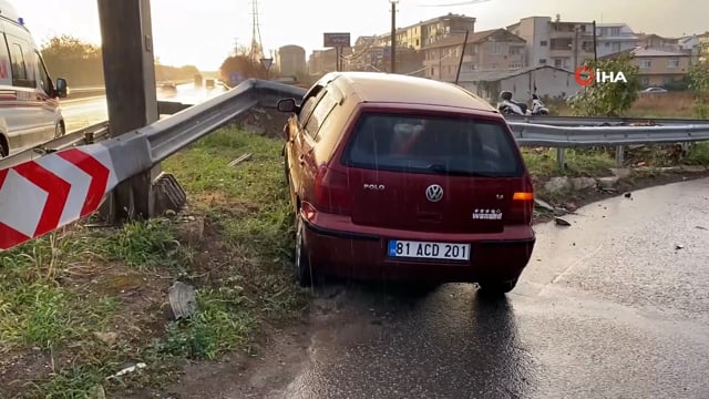 Yağış sebebiyle kayganlaşan yolda araç bariyerlere çarptı