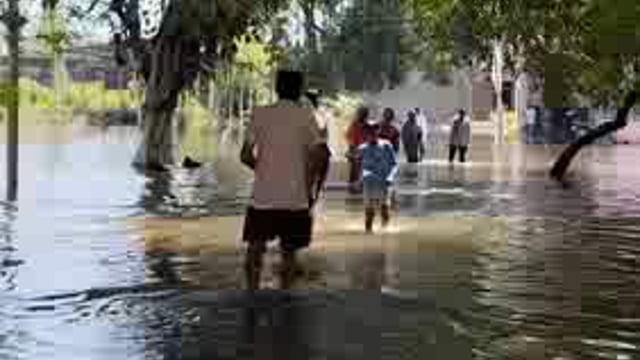 साहब! पानी में डूबा कोंच का सामुदायिक स्‍वास्‍थ्‍य केंद्र, कैसे होगा इलाज