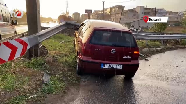 Yağış Sebebiyle Kayganlaşan Yolda Araç Bariyerlere Çarptı 1 Yaralı