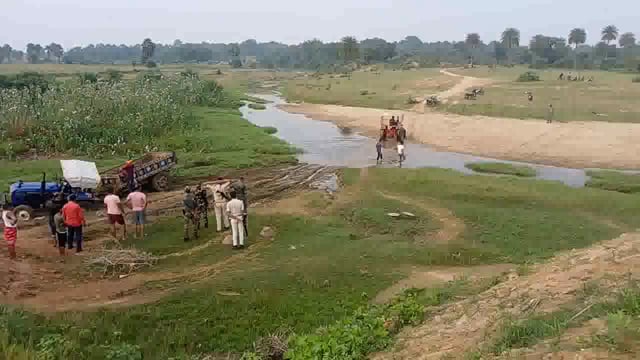 आनंदपुर थाना क्षेत्र से अवैध बालू लदा दो ट्रैक्टर किया जप्त, अग्रिम कार्रवाई हेतु माइनिंग विभाग को किया अग्रसारित 