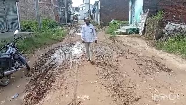 ब्लॉक मुख्यालय जाने वाली सड़क की स्थिति अतिदयनीय, विकास को गति देने वाला ब्लॉक मुख्यालय की सड़क ही दुर्दशा का शिकार