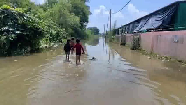 कोंच:बाढ़ से अभी भी नही सुधरी स्थिति,पानी उतरा एक से डेढ़ फुट