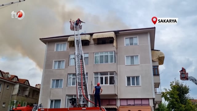 4 Katlı Binanın Çatısında Çıkan Yangın İtfaiye Ekiplerince Söndürüldü