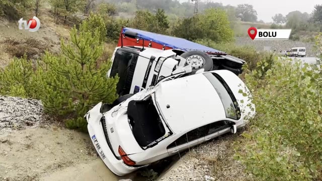 Kazayı Haber Vermek İçin Yolun Kenarında Duran Otomobile Kamyon Çarptı 2 Yaralı