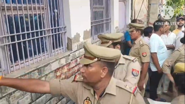 आगरा पुलिस गैंगस्टरों पर कर रही है कार्रवाई अवैध संपत्ति कर रही है कुरकियां