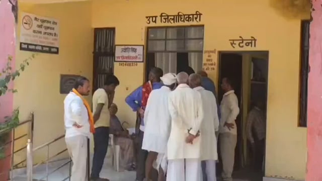 कोंच:खेत मे लगी फसल को नष्ट कर गए अन्ना जानवर