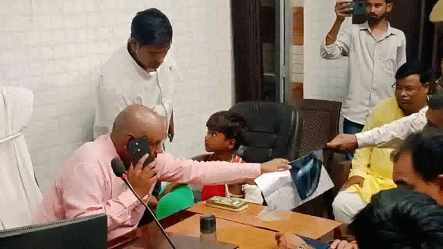 बहराइच: पीड़ित ने विधायक के आगे गिड़गिड़ाया साहब मेरी कार्रवाई नहीं हो रही। 