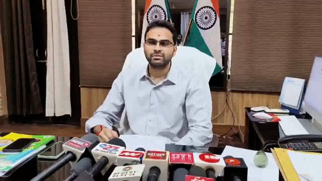 Kaushambi Jile ke DM ki badi karyvahik vakaf board se 96 Bigha Jameen Wapas Li Gai Sarkari khate mein darj 1950 se iska Court mein case chal raha tha ADM nyayik Court Ne sunaya Faisla