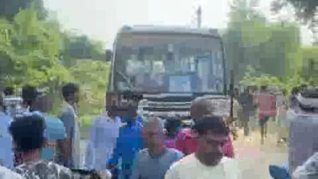 *ब्रेकिंग*
जनपद अम्बेडकर के जलालपुर मालीपुर से होकर दोस्तपुर सुल्तानपुर जाने वाली बस से दबकर एक स्कूली बच्चे की हुई मौत ग्रामीणों ने मालीपुर दोस्तपुर संपर्क मार्ग को किया जाम जनपद से सटे दोस्तपुर थाना क्षेत्र की बताई जा रही है घटना