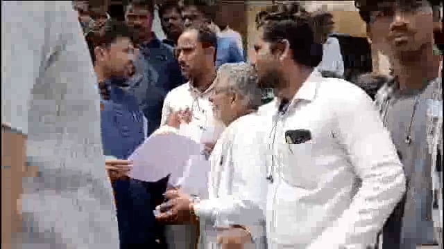 मारोती तांड्याना रस्ता करून द्यावा,नागरिकाने घातले मंत्री संजय बनसोडे यांना साकडे