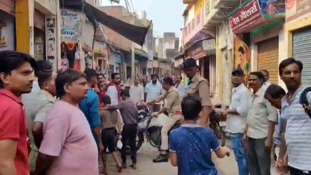 थाना महावन क्षेत्र के बंदी में नकाबपोश बदमाश दुकान मालिक की चेन तोड़कर हुए फरार