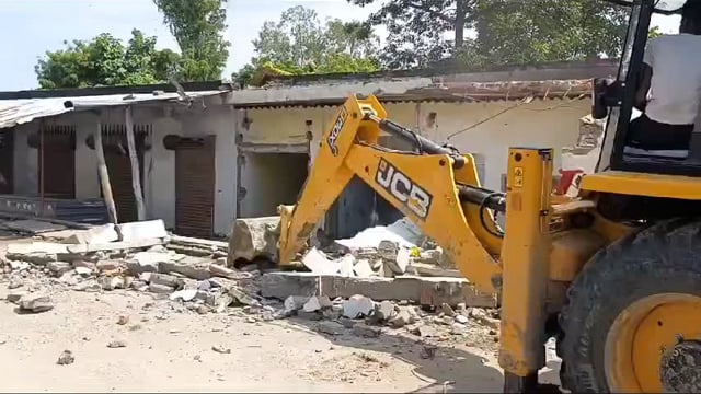 बहराइच: कैसरगंज तहसील क्षेत्र के सराय जगना ग्राम पंचायत का मामला,, गाटा संख्या 92,211 और 212 पर चला बुलडोजर,