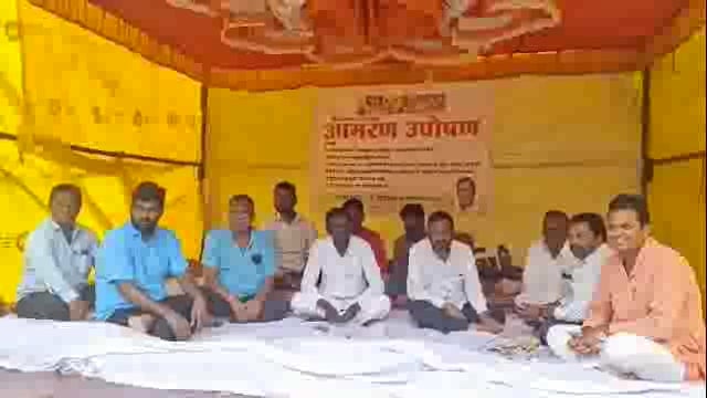 गायरान जमिनीवर घरे करून बसलेल्या लोकांना कबाले द्या,माजी नगरसेवक रामेश्वर पवार यांचे आमरण उपोषण