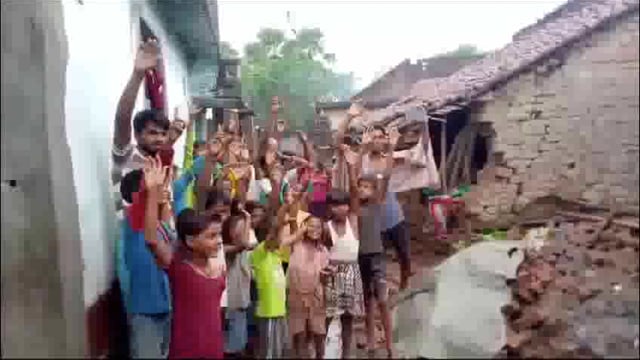 लगातार हो रही बारिश से नाले की पानी घर में घूसा; कच्ची मकान गिरे: ग्रामीणों में हैं नाराजगी