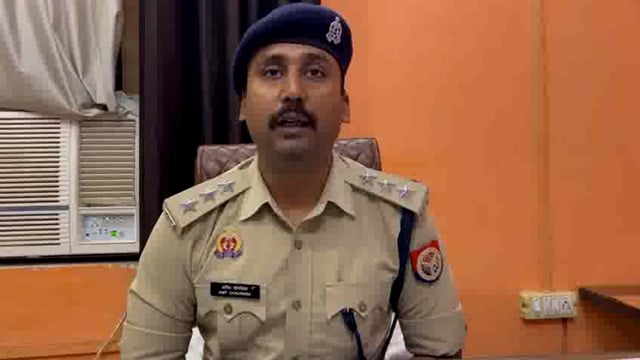 तिलहर पुलिस टीम द्वारा टावरों का सामान/अजना चोरी करने वाले शातिर अभियुक्तगणों को मय चोरी किये गये सामान/अजना 