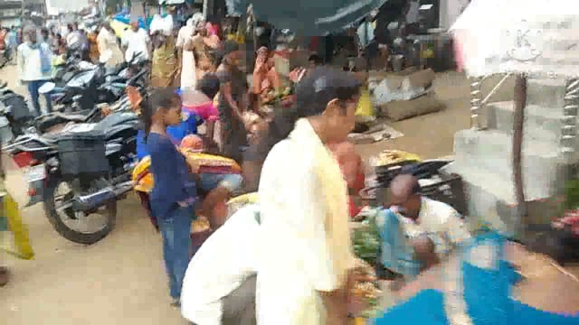 जीवित्पुत्रिका व्रत को लेकर बाजार में खरीददारों की उमड़ी भीड़