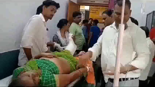 कोंच,सड़क हादसे के दौरान दिखाई दिया एसडीएम का मानवीय चेहरा, घायल महिला को लेकर अस्पताल दौड़ी  देखें वीडियो