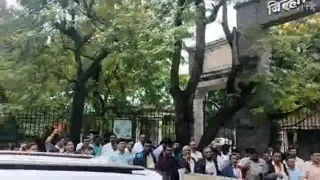 राज्य सरकारी कर्मचारी मध्यवर्ती संघटनेच्या वतीने सरकारी कर्मचाऱ्यांच्या राष्ट्रीय लक्षवेध दिनी कोल्हापुरात जोरदार निदर्शने केली.