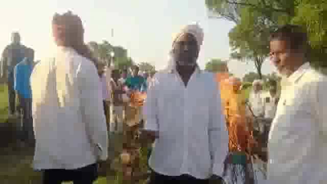 वाढवना येथे स्मशान भूमीकडे जाण्यासाठी व्यवस्थित रस्ताच नाही,नागरिकांनी केला संताप व्यक्त