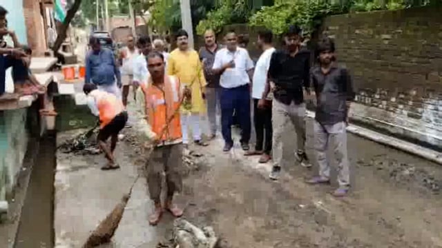 कोंच,बाढ़ से आयी हुई गंदगी को पालिकाध्यक्ष ने करवाया साफ