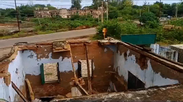 बारिश के बाद भरभरा कर गिरी प्राथमिक विद्यालय की छत बड़ा हादसा टला