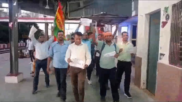 पुरानी पेंशन बहाली को लेकर मथुरा छावनी के कर्मचारियों ने निकाला कैंडल मार्च