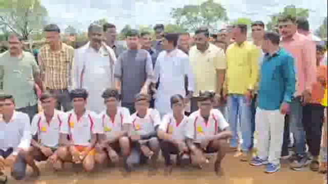 एकुरका रोड येथे जिल्हास्तरीय व्हालेबाल स्पर्धेचे मंत्री संजय बनसोडे यांच्या हस्ते उद्घाटन