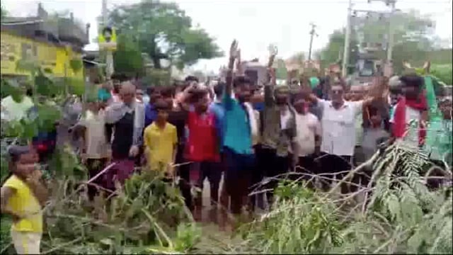 आखिर दोषी कौन पूछ रहे हैं ग्रामीण! सड़क जाम कर विभाग के खिलाफ नारेबाजी कर बता रहे हैं दोषी..
