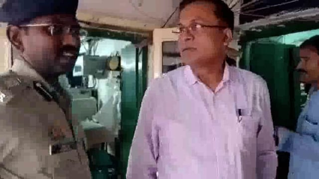 डीएम एसपी और डीजे ने शाहजहांपुर कारागार का किया निरीक्षण बैरिक में बंधिया से की मुलाकात जेल अधीक्षक को दिए दिशा निर्देश