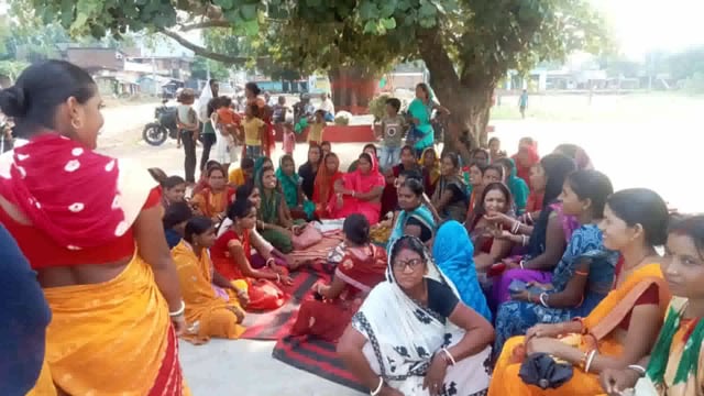 जीविका की जीवन शक्ति महिला संगठन की दीदियों ने बैठक कर अपनी मांगों के समर्थन में गई अनिश्चित कालीन हड़ताल पर