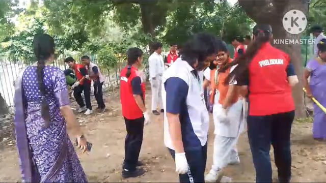  स्वच्छता अभियान के तहत पैरोडी पब्लिक स्कूल दयालबाग से स्टूडेंटों ने पालीवाल पार्क पर की सफाई