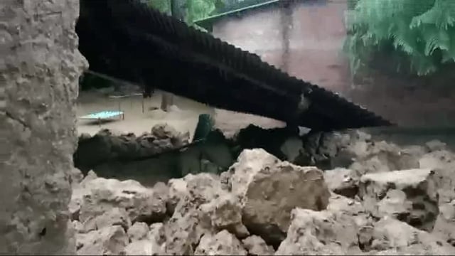 भारी बारिश से दीवाल गिरने के कारण गाय बछड़े की मौत
अम्बेडकरनगर* जलालपुर तहसील अंतर्गत ग्राम सभा जैनापुर के मौजा गौसपुर मे टीन सेट मिट्टी की दीवार गिर जाने के कारण गया बछड़ा दब कर मर गया।