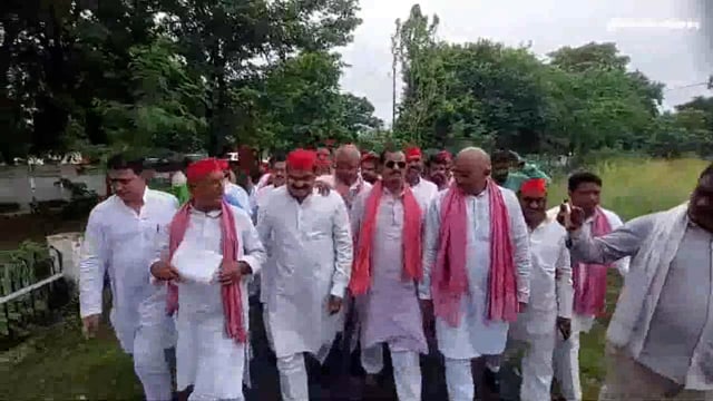 सपा सांसद राजीव राय पर धमकी को लेकर सपा कार्यकर्ताओं ने पुलिस अधीक्षक को सौंपा ज्ञापन 