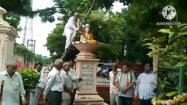 मथुरा में आम आदमी पार्टी ने मनाया शहीद भगत सिंह जी का 117 वाँ जन्मदिवस प्रतिमा पर माल्यार्पण कर बांटी मिठाई