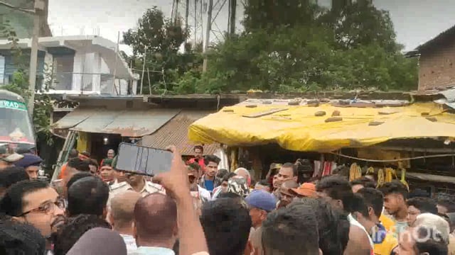 स्मार्ट मीटर की मंहगाई को लेकर ग्रामीणों ने की सड़क जाम,2 घंटे से अधिक आवागमन हुआ प्रभावित