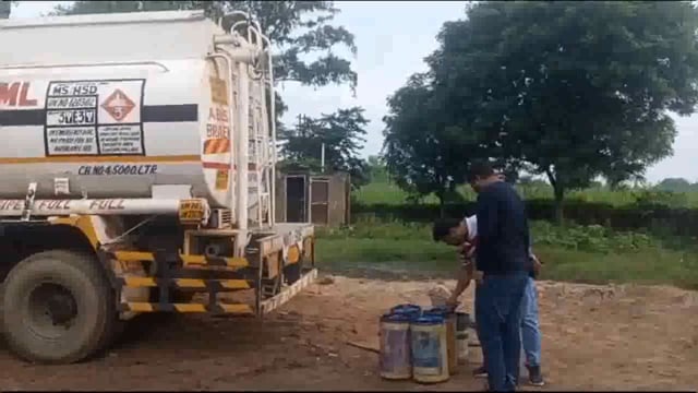 मथुरा में टैंकर से कर रहे थे तेल चोरी पुलिस ने छापा मार करवाई की