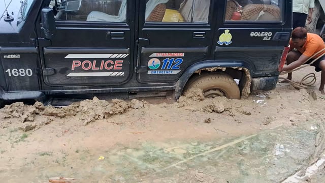 आलापुर थाना क्षेत्र के सतरही रामकोला गांव का मामला जगह-जगह पानी के लिए बिछाई जा रही पाइप के गढ़ों में आए दिन फसती है गाड़ियां ऐसे ही डायल 112 की गाड़ी का हाल देख लीजिए।