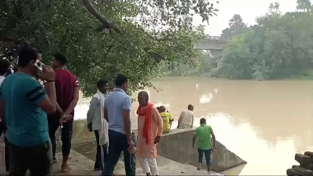 तमसा नदी में डुबने से युवक की हुई मौत पुलिस मौके पर पहुंची शव को कब्जे में लेकर पोस्टमार्टम हाउस भेजा 