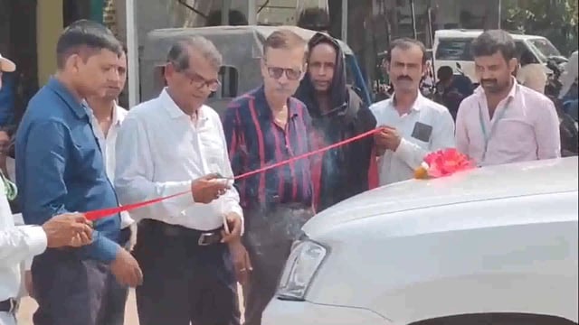 मोबाइल पशु चिकित्सालय वाहन को फीता काटकर एवं हरी झंडी दिखाकर किया गया रवाना, मुफ्त में पशुओं का होगा इलाज