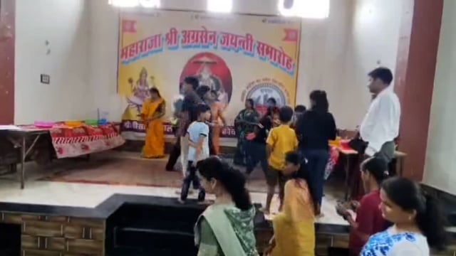 कोंच, महिलाओं ने सजाया बाजार,प्रतिभागियों ने दिखाई प्रतिभा