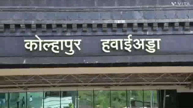कोल्हापूर विमानतळावर जिल्हा प्रशासनाने स्वागत केलेवर मुख्य मंत्री थेट श्रीक्षेत्र सिद्धगिरी महासंस्थांनला भेट दिली.गोमातेचे पुजा केले.