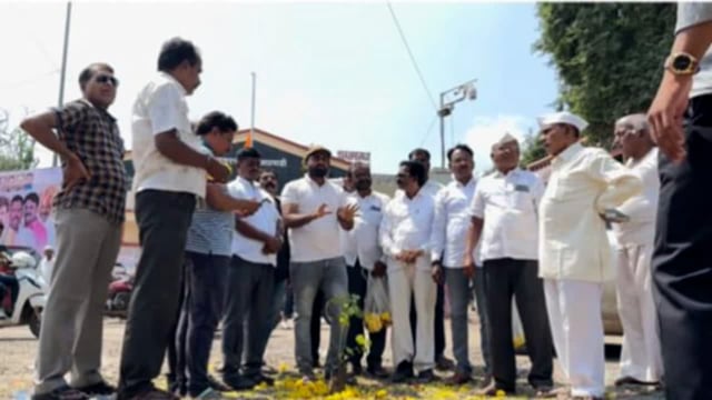 आटपाडी मध्ये रस्त्यावरील खड्ड्यात वृक्षारोपण व रांगोळी फुलांची सजावट करून उपासात्मक आंदोलन