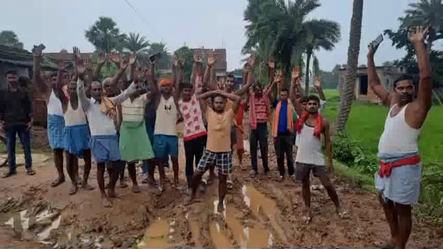 रोड नही बनने ग्रामीण परेशान.जताया आक्रोश 