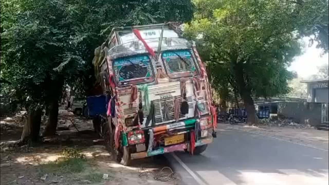 SDM ने पकड़े डस्ट भरे हुए ओवर लोडिंग ट्रक, पुलिस ने 6 लोगों को किया गिरफ्तार, की गई कार्यवाही।