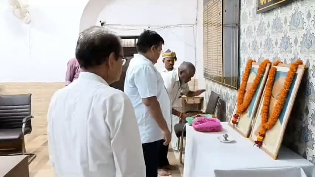 कलेक्ट्रेट कार्यालय में जिलाधिकारी संजीव रंजन ने महात्मा गांधी पूर्व प्रधानमन्त्री लाल बहादुर शास्त्री की जयंती को माल्यार्पण कर मनाया