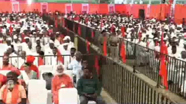 श्रीक्षेत्र सिद्धगिरी महासंस्थांन या ठिकाणी संत समावेश सोहळ्यात हिंदू धर्म रक्षणासाठी भगवा ध्वज फडकवताना मुख्यमंत्री व संतांचा सहभाग त्या नंतर पत्रकार वार्तालाप.