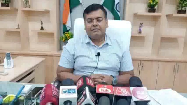 सेवानिवृत तहसीलदार के विदाई समारोह उपरान्त फूहड़ नृत्य में राजस्व कर्मियों के थिरकने का वीडियो वायरल,डीएम ने दिए जांच के आदेश
डीएम संजीव रंजन की बाइट