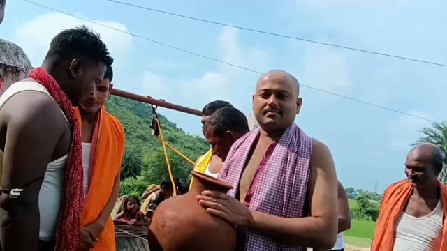 शास्त्रोक्त विधि से कलश स्थापन के साथ नवरात्र के पहले दिन मां के प्रथम स्वरूप मां शैलपुत्री की की गई पूजा अर्चना