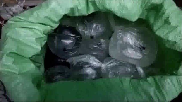 25 लीटर देशी चुलाई वाली महुआ शराब पुलिस ने किया जब्त; तस्कर बाइक लेकर भागने में सफल 